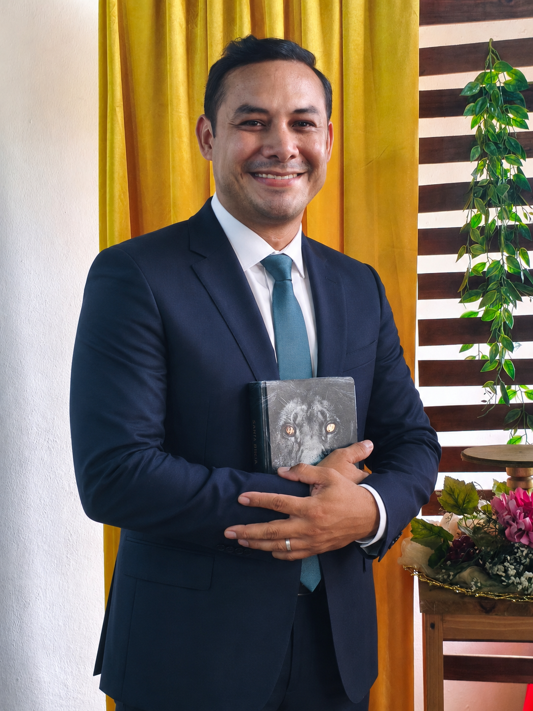 José Gregorio Reyes Benavides sosteniendo una Biblia, guía de VIDA PLENA GLOBAL